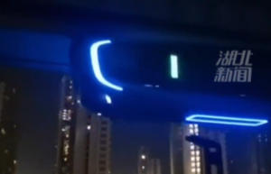 武汉空轨列车悬空飞驰科幻感拉满！全自动驾驶、270°观景